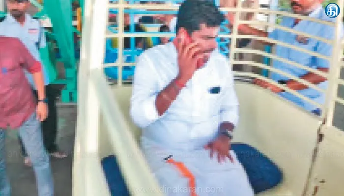 அண்ணாமலை–பழநி மலைக் கோயிலில் தடையை மீறி செல்போனில் பேசினார்..